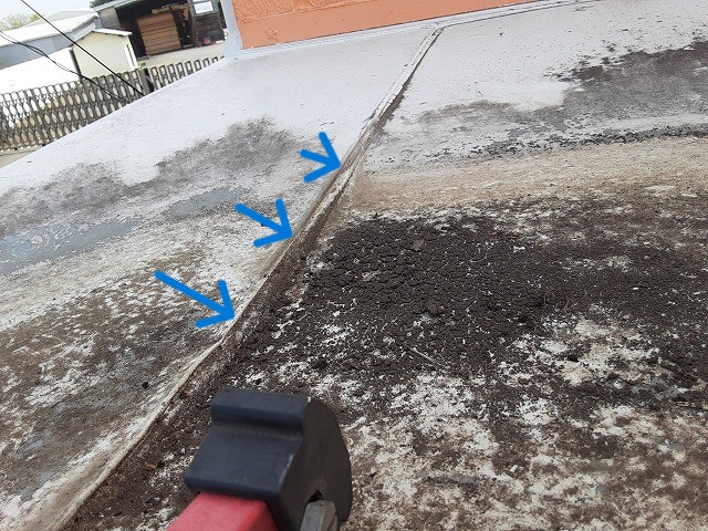 金属屋根の劣化で隙間